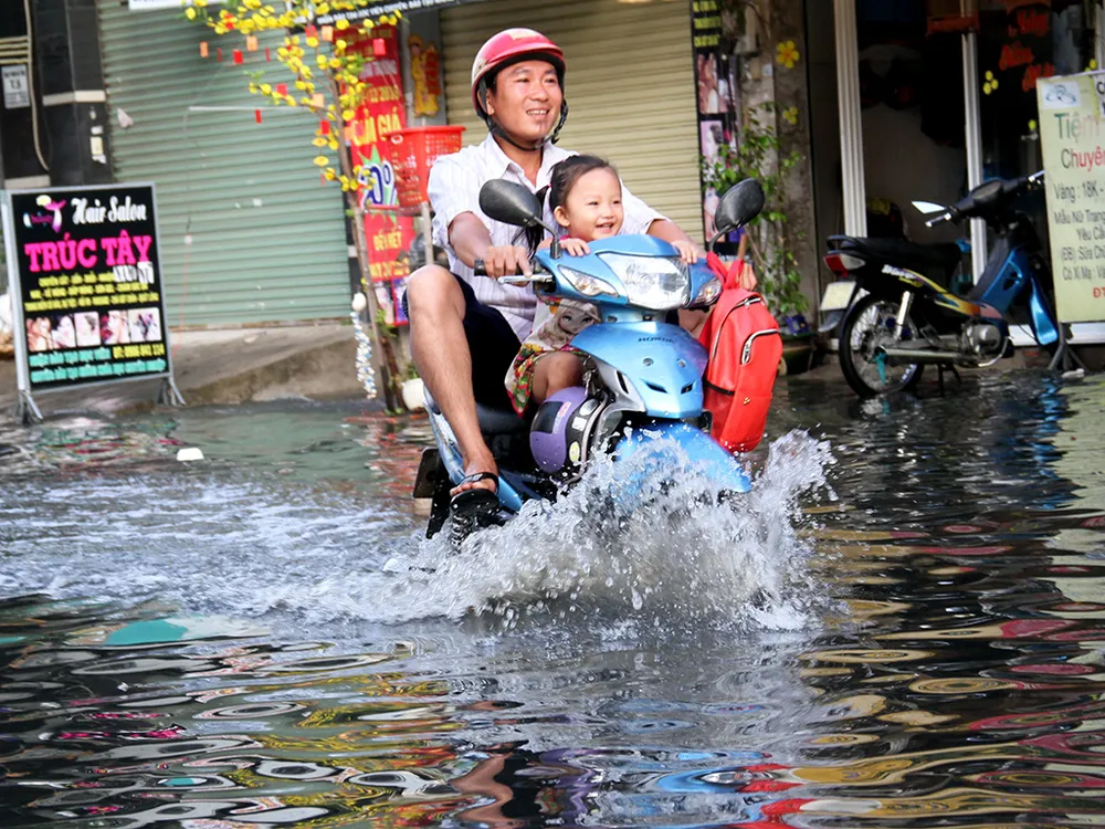 Người dân quận 12 khổ sở vượt 'biển nước' đi làm ảnh 12